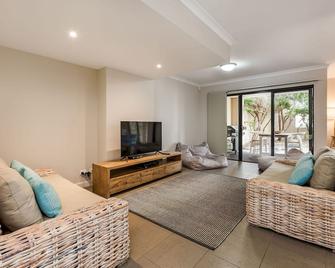 Yallingup Beach Holiday Home Perfectly Designed to Fit Two Families - Yallingup - Living room