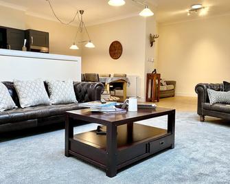 Luxury Executive 2bed Apartment In Elgin-Free Parking & Wifi 2 Bathrooms - Elgin - Living room