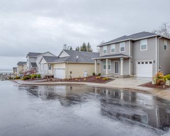 Modern Netarts New Build W/ 3 Bedroom And Fully Fenced Yard - Tillamook - Building
