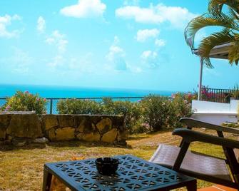 Trade Winds Hotel - Cedar Grove - Patio