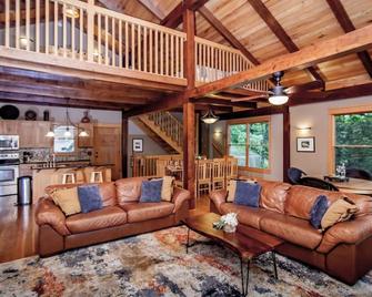 Free Night: Make Ozarks Memories at This Custom Lakefront Post & Beam Home Video - Eldon - Sala de estar