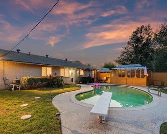 Holiday 4br 2ba Home With Pool, Hot Tub, Fire Pit - Irving - Alberca