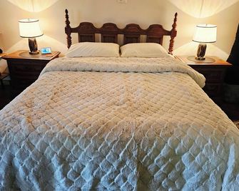 Luxe Studio Apartment in the Burbs w/wooded lot - Milton
