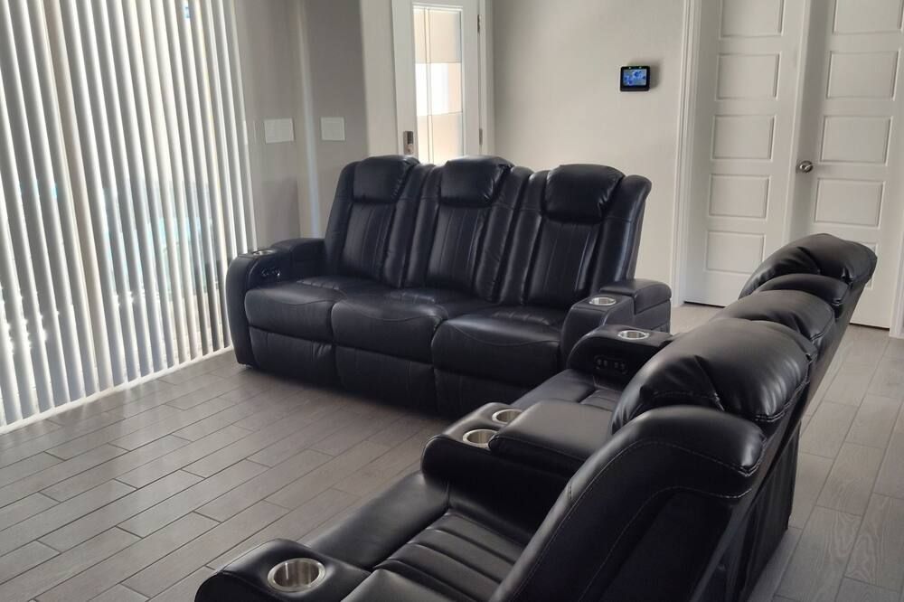New clean safe place to stay 25 minutes from Albuquerque. - Los Lunas - Huiskamer