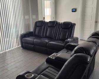 New clean safe place to stay 25 minutes from Albuquerque. - Los Lunas - Living room