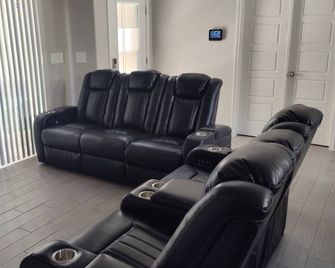 New clean safe place to stay 25 minutes from Albuquerque. - Los Lunas - Huiskamer