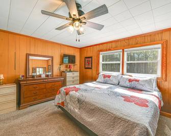 Serene Home Between Lake Jocassee and Lake Keowee! - Salem - Bedroom