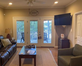 Lake Daze: Private Dock, Beach Entry, Kayaks, Sunset Views on Lake Hartwell - Hartwell - Huiskamer
