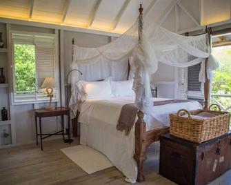 Secluded Woodland Cabin with lovely view - Jolly Harbour - Bedroom