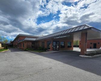 Ramada by Wyndham Laval - Laval - Building