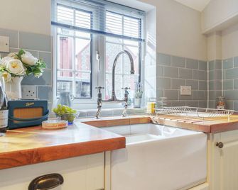 Channel Cottage - sleeps 2 guests in 1 bedroom - Wells-next-the-Sea - Kitchen