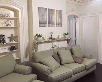 3 bed apartment, 5 mi to Mohegan/10 to Foxwoods - Norwich - Living room