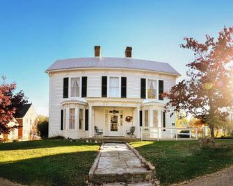 The Manse on East Main-Historic Fincastle's Newest Guesthouse! - Fincastle - Building