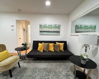 A Gem with Everything in Downtown Palo Alto - Palo Alto - Living room