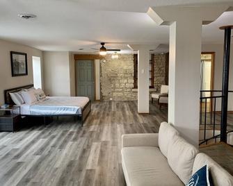 Mansion on the Mississippi River-7 Bedrooms&Baths - Bellevue - Bedroom