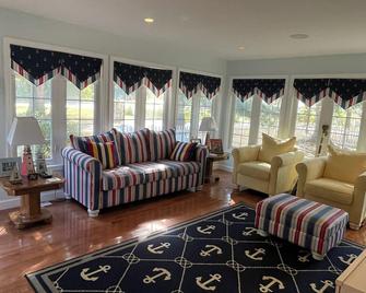 Spacious Clear Lake Retreat with private yard and great sandy beach. - Fremont