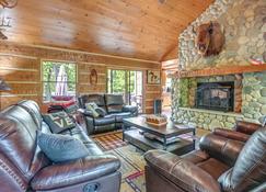 Custom-Built Clarklake Cabin: Sauna & Cold Plunge! - Clarklake - Huiskamer