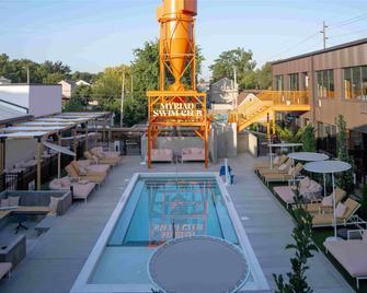 The Myriad Hotel Louisville, Tapestry Collection by Hilton - Louisville - Piscina