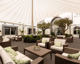 Palazzo Caracciolo Naples - נאפולי - פטיו