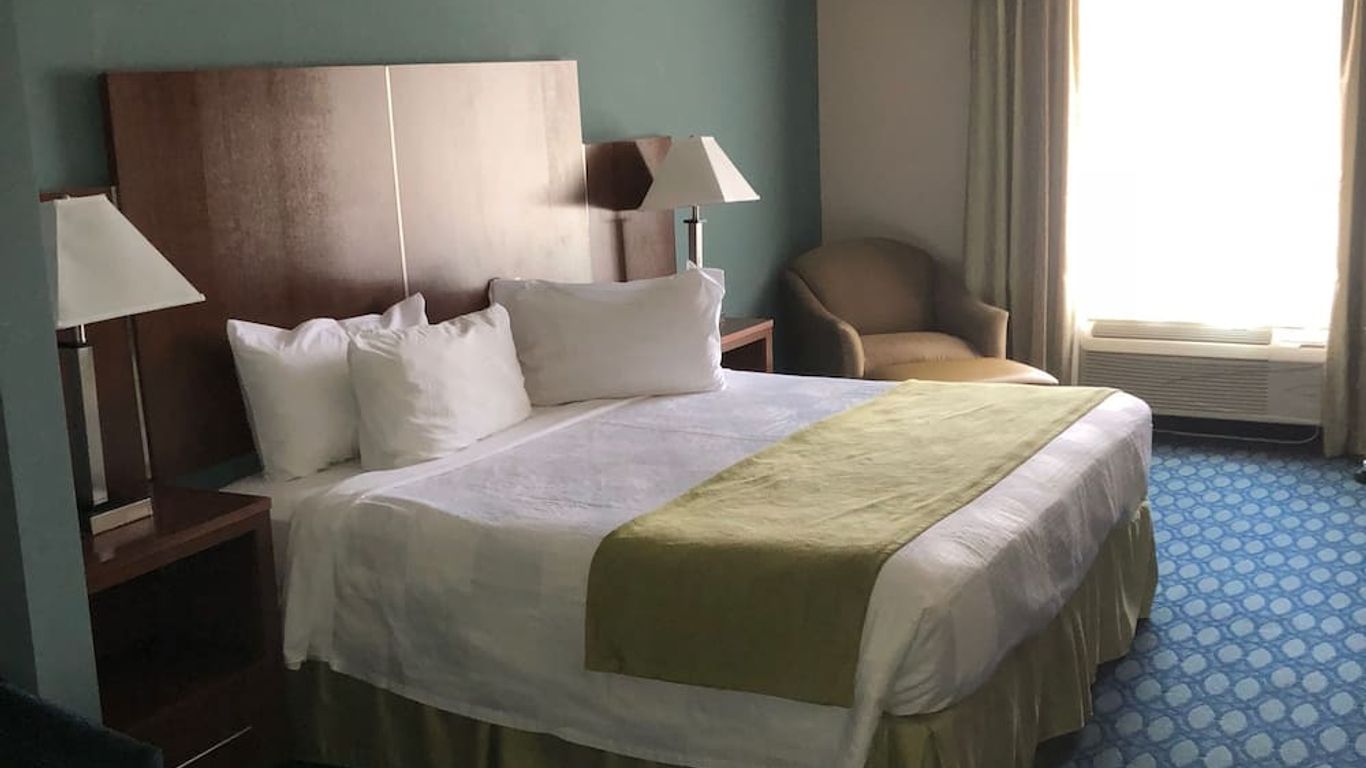 Countryview Inn & Suites