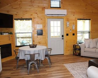 Stylish cabin 4mins away from Cumberland Lake! - Jamestown - Dining room