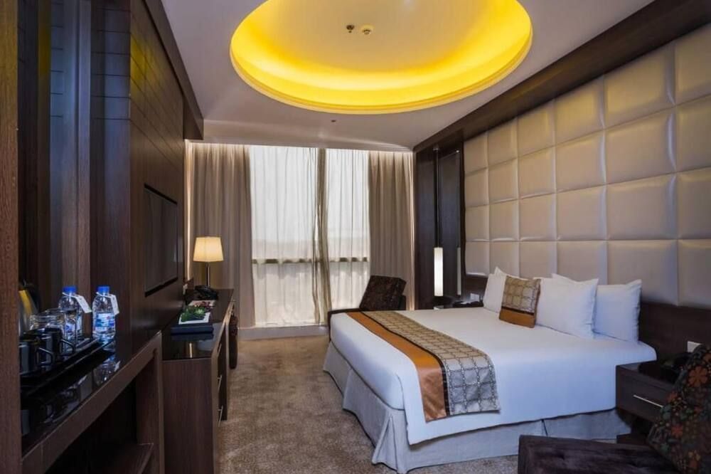 جلوريا ان الرياض