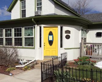 Charming Studio Apartment in the Heart of Golden - Golden - Outdoors view