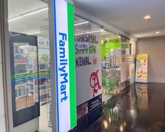 Gold Coast Pik Premium Sea View Apartments - Giacarta - Negozio