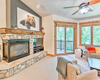 Gorgeous Steamboat Townhome Shuttle to Ski Resort - Steamboat Springs - Living room