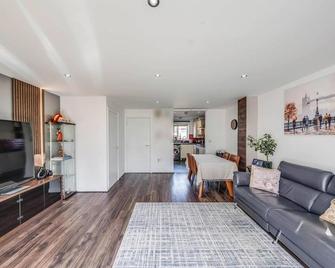 London Suburb Home Sleeps 7 - Great Connections - Dartford - Huiskamer