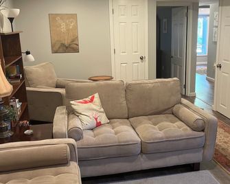 Cozy apartment in quiet setting that is very convenient to UConn and ECSU. - Storrs - Sala de estar