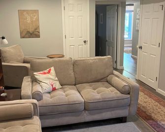 Cozy apartment in quiet setting that is very convenient to UConn and ECSU. - Storrs - Sala de estar