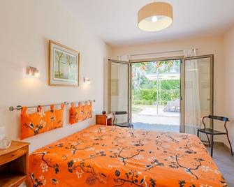 Stunning private villa for 6 guests with private pool, WIFI, TV, terrace, pets allowed and parking - Saint-Cézaire-sur-Siagne - Habitación
