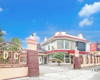 Super OYO 3370 Hotel Dian Chandra - Pekalongan - Gebäude