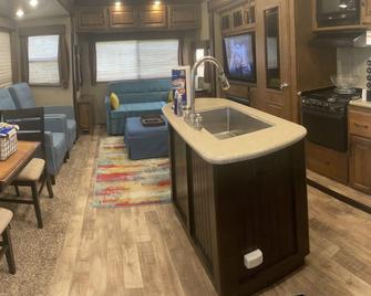 Go Glamping! Waterfront Lake Conroe, Luxury RV, just bring suitcase - Willis - Kitchen
