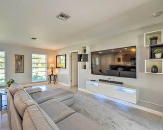 Punta Gorda Escape w/ Private Lanai & Pool! - Punta Gorda - Living room