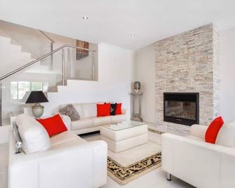 Luxury Villa W Pool & Spa 5 Bedrooms - Coogee - Living room