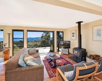 Narrow Neck Views - Peaceful 4 Bedroom Home with Stunning Views! - Katoomba - Living room