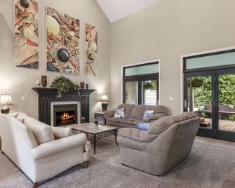 5,694 Sq Ft Home Hot Tub Waterfall + Koi Fish Theater Room Clean! - Battle Creek - Living room