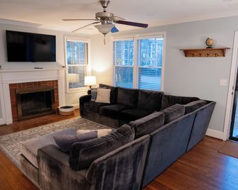 Charming Bungalow, King Bed, 5min to Ft. Jackson and Downtown - Columbia - Living room