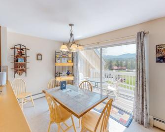 Gorgeous Home with Free WiFi, Electric Fireplace, & Shared Pool/Hot Tub - Stowe - Comedor