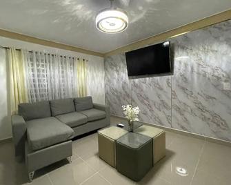 Lujoso apartamento con jacuzzi privado - San Francisco de Macorís - Sala de estar