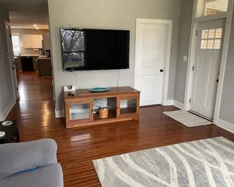 Brickway Retreat - Mattoon - Living room
