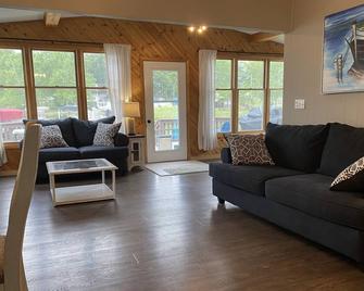 Very cute lakefront cottage. This little gem is just the getaway everyone needs! - Warsaw - Living room