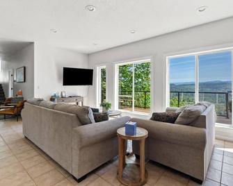 Scenic View Lodge | Hot Tub/Deck | Inspiring View - Sandy