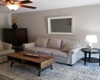 Near Atlanta the Braves Stadium and the Battery! - Smyrna - Living room