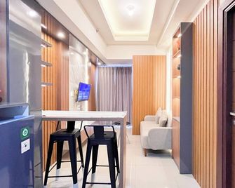 Modern Designed 2BR at Vida View Makassar Apartment By Travelio - Makassar - Dining room