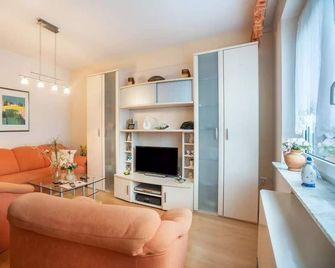 The apartment App Marcus 1 is located in Neßmersiel and offers everything you need for a relaxing vacation. - Nessmersiel - Wohnzimmer