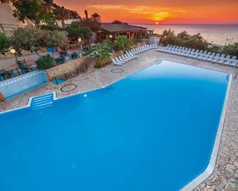 Villaggio Baia Calava - Gioiosa Marea - Zwembad
