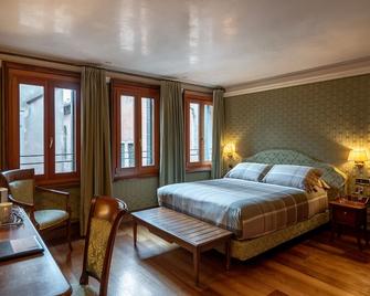Hotel Montecarlo - Venice - Bedroom